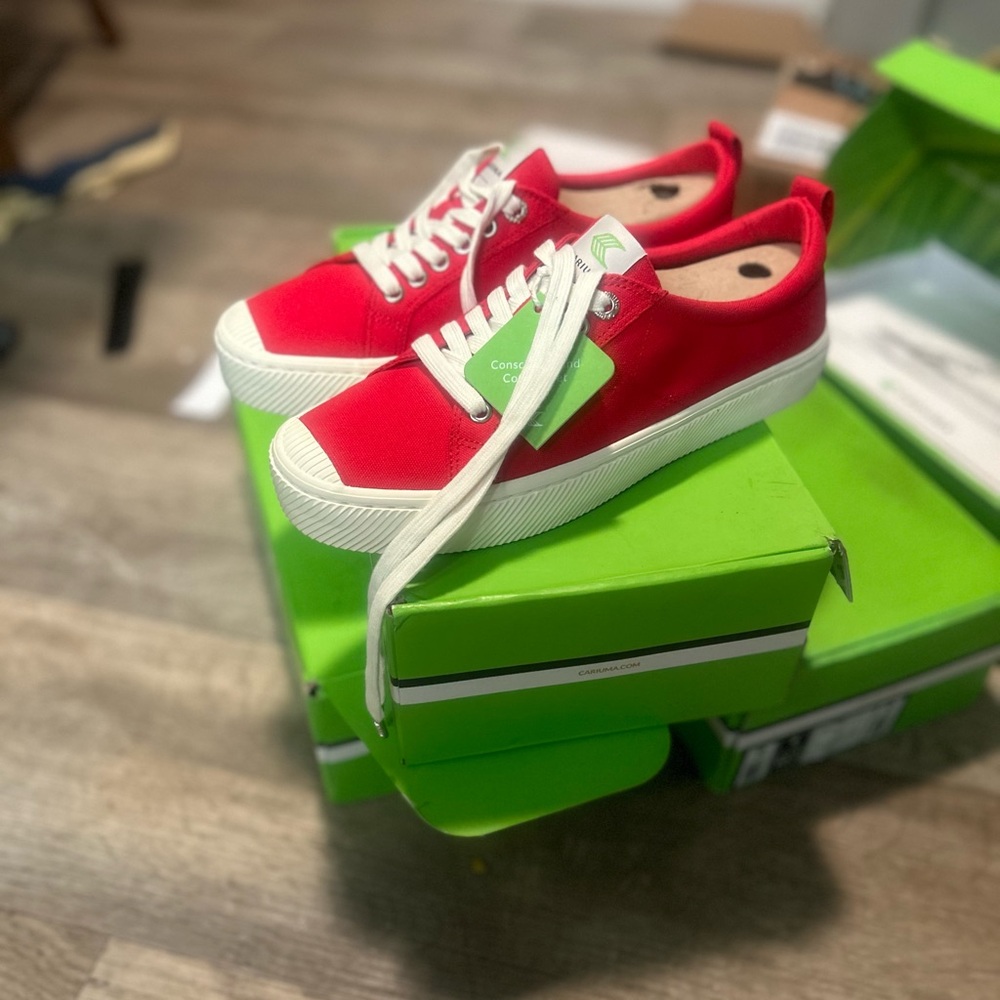 Red Cariuma women’s 10 men’s 8.5